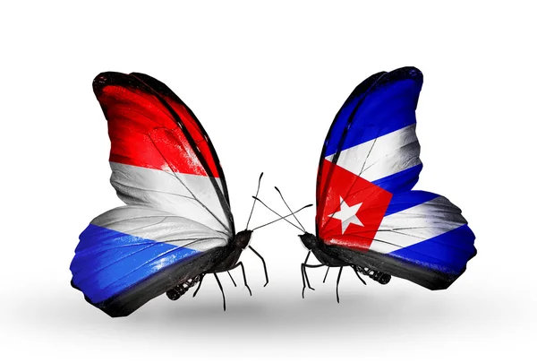 Mariposas con banderas de Luxemburgo y Cuba en alas — Foto de Stock