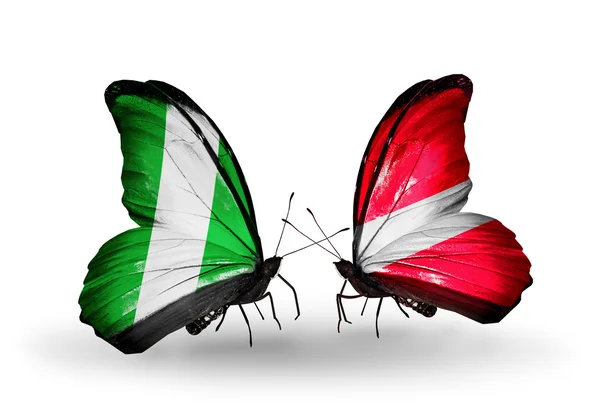 Farfalle con bandiere Nigeria e Lettonia sulle ali — Foto Stock