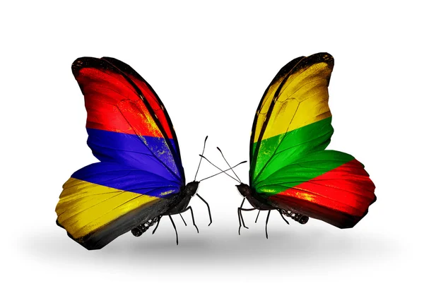 翼の上のアルメニアとリトアニアのフラグと蝶 — ストック写真
