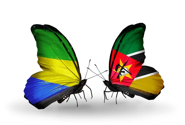 Papillons avec drapeaux Gabon et Mozambique sur les ailes — Photo