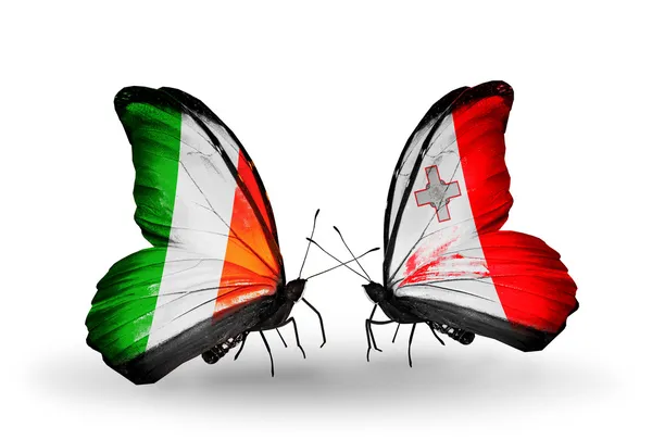 Schmetterlinge mit irischen und maltesischen Flaggen auf Flügeln — Stockfoto