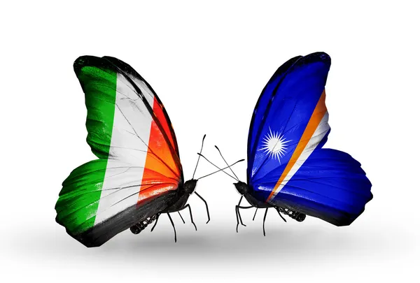 Mariposas con banderas de Irlanda e Islas Marshall en alas — Foto de Stock