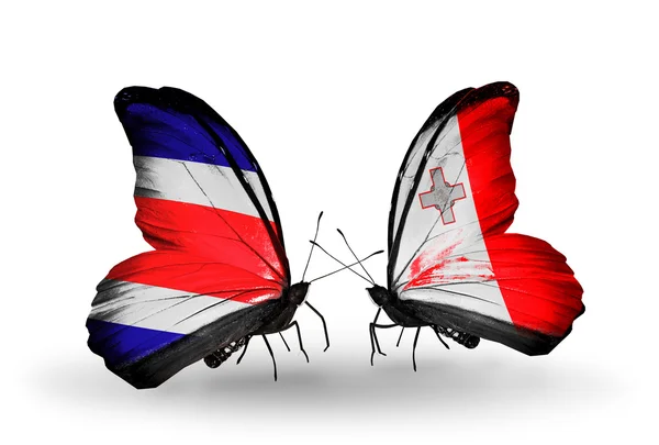 Mariposas con banderas de Costa Rica y Malta en alas — Foto de Stock