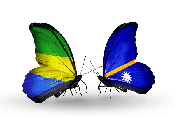 Farfalle con bandiere Gabon e Nauru sulle ali — Foto Stock