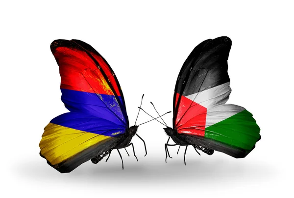 蝴蝶翅膀上的亚美尼亚和巴勒斯坦旗帜 — 图库照片