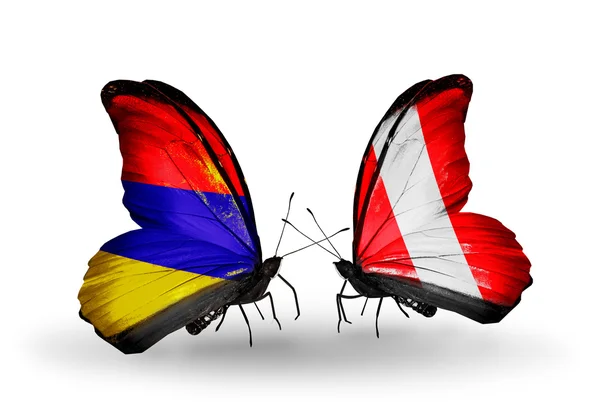 Schmetterlinge mit Armenien und peruanischen Flaggen auf Flügeln — Stockfoto