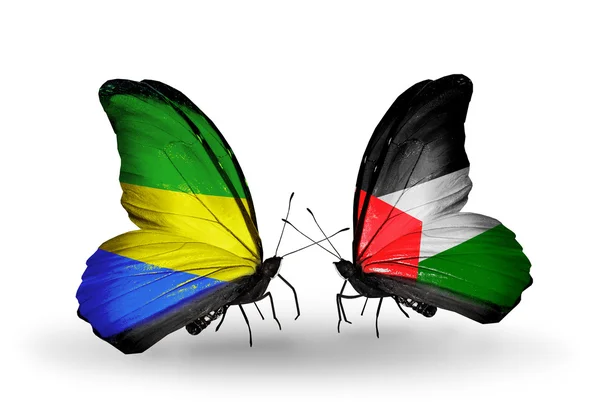 蝴蝶翅膀上的加蓬和巴勒斯坦旗帜 — 图库照片