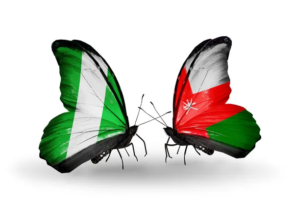 Farfalle con bandiere Nigeria e Oman sulle ali — Foto Stock