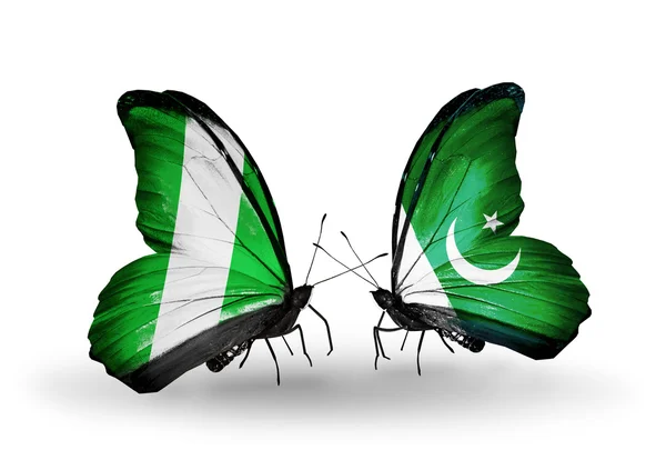 Papillons avec drapeaux Nigéria et Pakistan sur les ailes — Photo