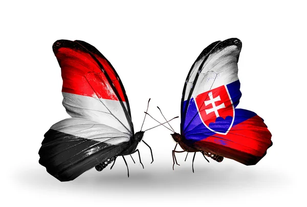 Farfalle con bandiere Yemen e Slovacchia sulle ali — Foto Stock