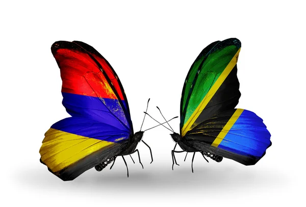 Mariposas con banderas de Armenia y Tanzania en alas — Foto de Stock