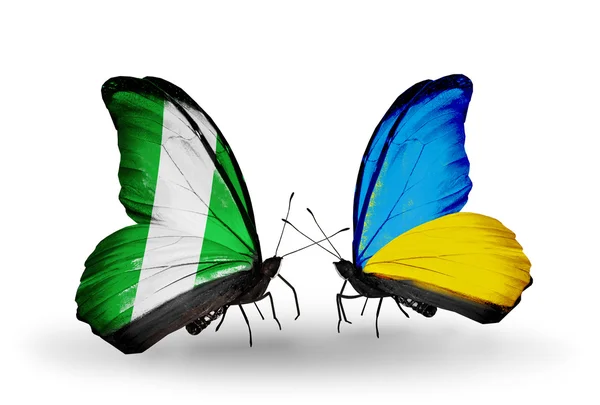 Mariposas con banderas de Nigeria y Ucrania en alas — Foto de Stock