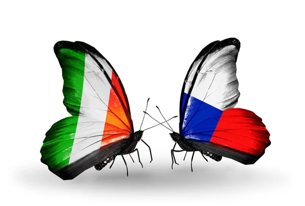 Farfalle con bandiere irlandesi e ceche sulle ali — Foto Stock