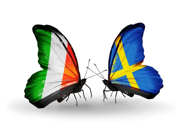 Kelebek kanatları üzerinde İrlanda ve İsveç bayrağı ile — Stok fotoğraf