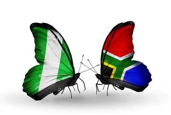 Vlinders met nigeria en Zuid-Afrika vlaggen op vleugels — Stockfoto