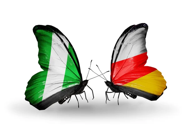 Mariposas con Nigeria y banderas de Osetia del Sur en alas — Foto de Stock