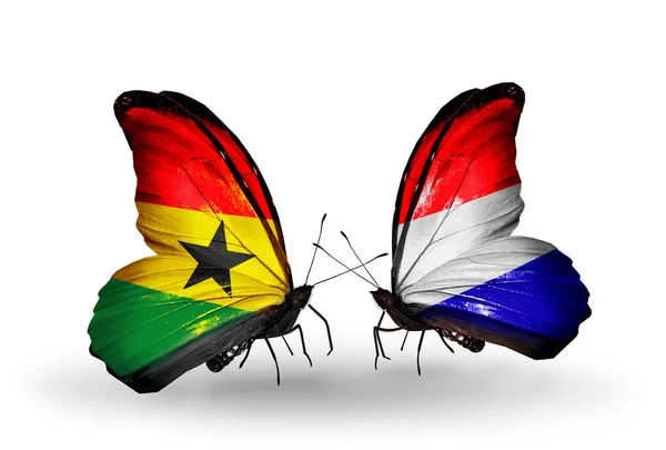 Mariposas con banderas de Ghana y Holanda en alas — Foto de Stock