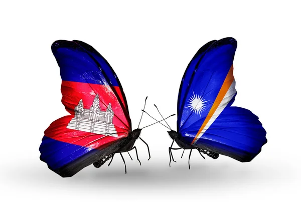 Schmetterlinge mit Kambodscha-Flaggen und Marshallinseln auf Flügeln — Stockfoto