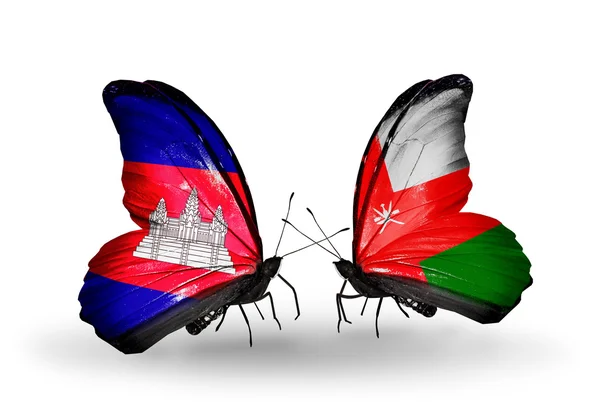 Бабочки с камбоджийским и оманским флагами на крыльях — стоковое фото