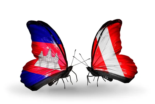 Mariposas con banderas de Camboya y Perú en alas — Foto de Stock