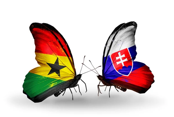 Fjärilar med ghana och Slovakien flaggor på vingar — Stockfoto