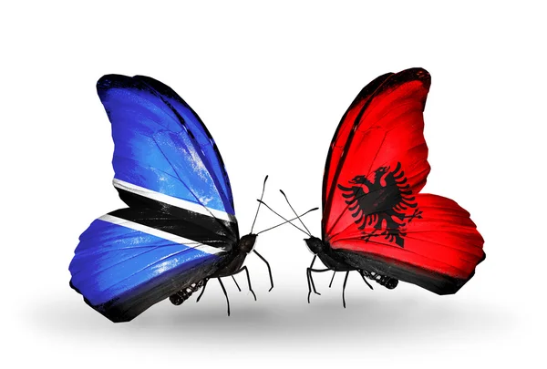 Arnavutluk ve Botsvana bayrakları taşıyan kelebekler — Stok fotoğraf