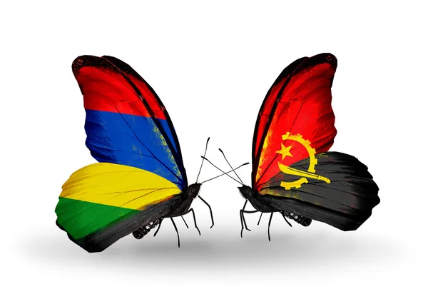 Farfalle con bandiere di Mauritius e Angola — Foto Stock