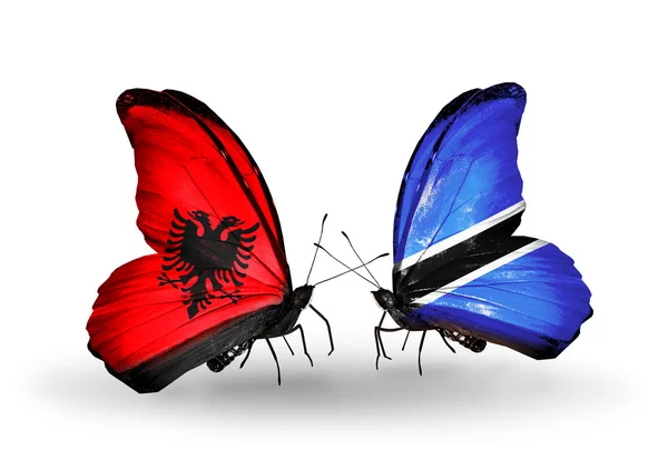Arnavutluk ve Botsvana bayrakları taşıyan kelebekler — Stok fotoğraf
