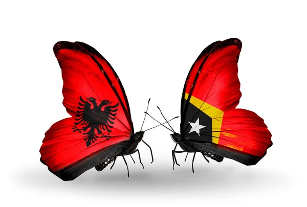 Vlinders met Albanië en Oost-timor vlaggen — Stockfoto