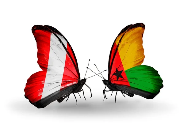 Borboletas com bandeiras do Peru e da Guiné Bissau — Fotografia de Stock