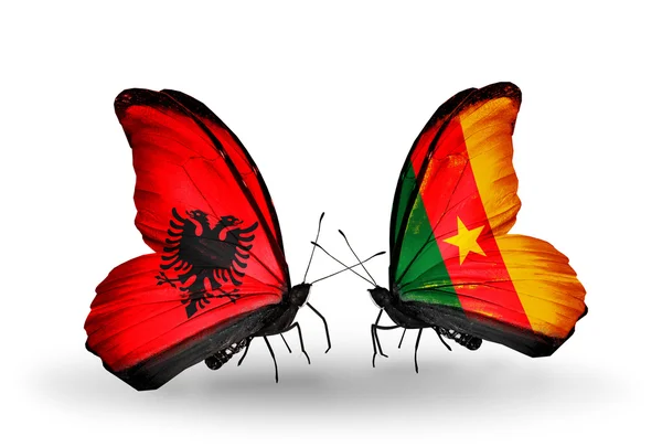 Arnavutluk ve Kamerun bayrağı ile kelebekler — Stok fotoğraf
