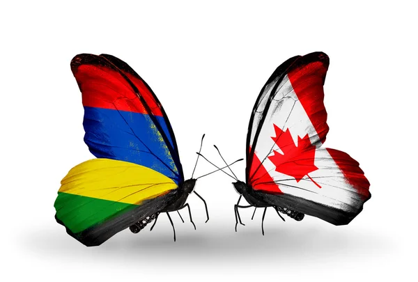 蝴蝶与毛里求斯和加拿大国旗 — 图库照片