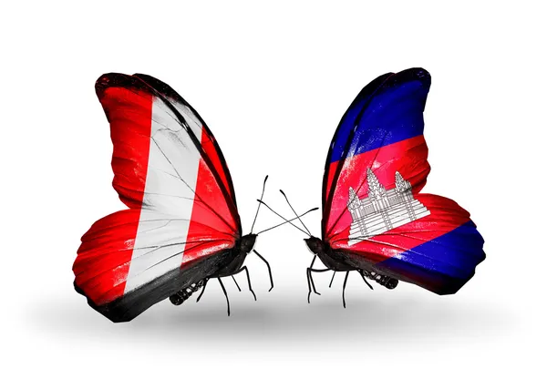 Бабочки с флагами Перу и Камбоджи — стоковое фото