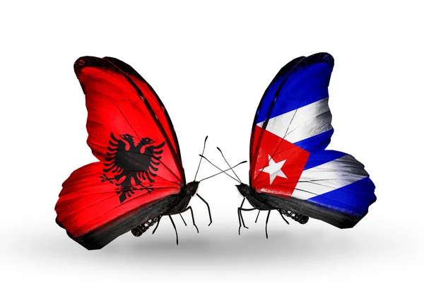 蝴蝶与阿尔巴尼亚和古巴国旗 — 图库照片