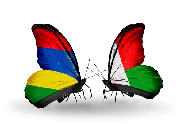 Бабочки с маврикийским и мадагаскарским флагами — стоковое фото