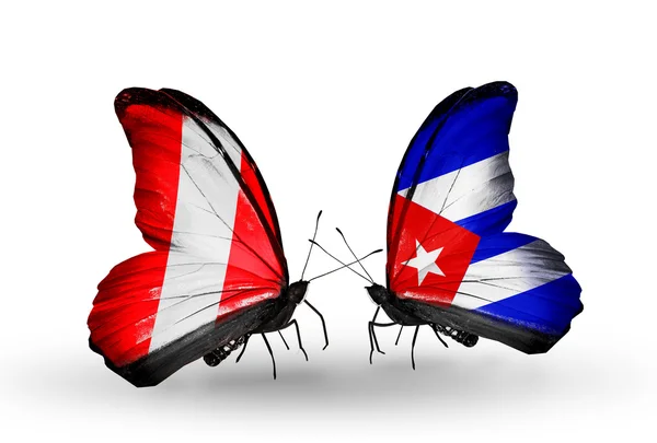 Mariposas con banderas de Perú y Cuba — Foto de Stock