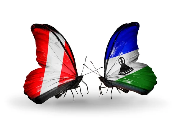 Бабочки с флагами Перу и Лесото — стоковое фото