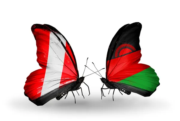 蝴蝶与秘鲁和马拉维的旗帜 — 图库照片