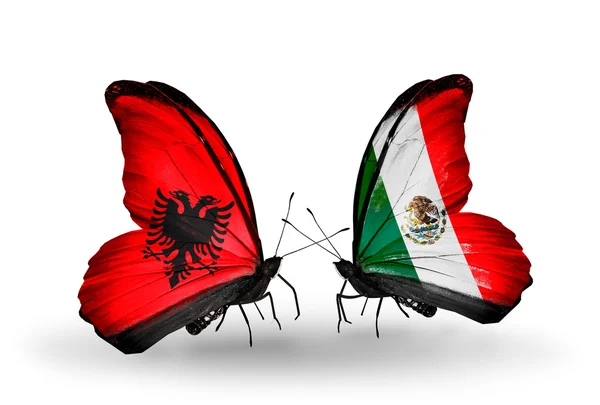 Farfalle con bandiere Albania e Messico — Foto Stock