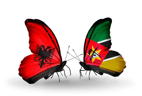 Mariposas con banderas de Albania y Mozambique — Foto de Stock