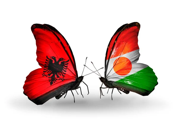 Arnavutluk ve Nijer bayrakları taşıyan kelebekler — Stok fotoğraf