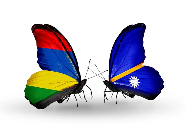 Mauritius ve nauru bayrakları taşıyan kelebekler — Stok fotoğraf