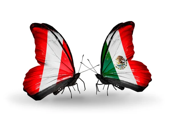 Mariposas con banderas de Perú y México — Foto de Stock