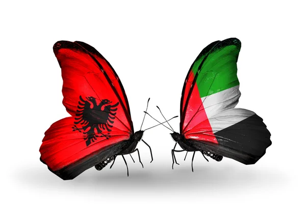 Fjärilar med Albanien och Förenade arabiska flaggor — Stockfoto