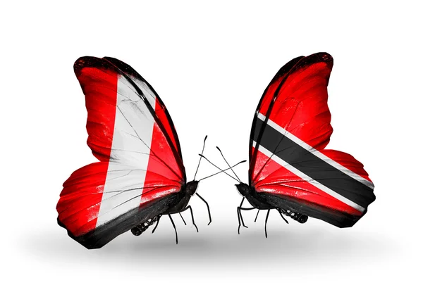Farfalle con bandiere Perù e Trinidad e Tobago — Foto Stock