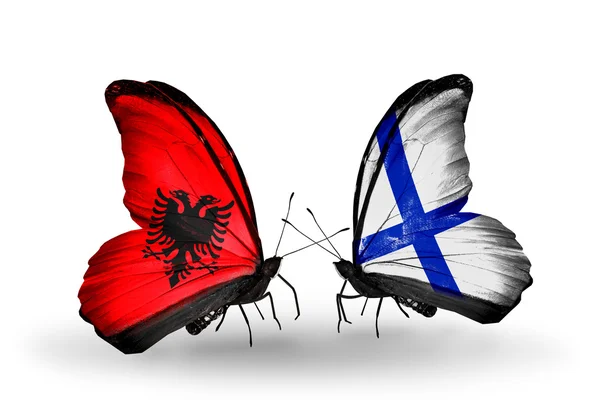 Vlinders met Albanië en finland vlaggen — Stockfoto