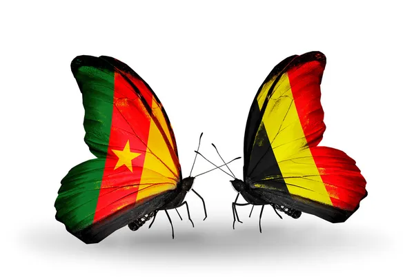 Vlinders met Kameroen en België vlaggen — Stockfoto
