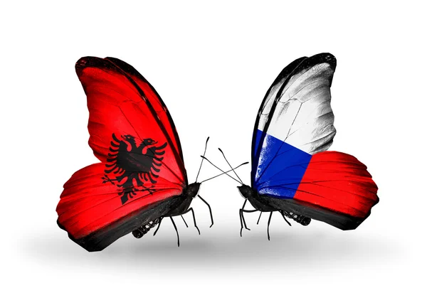 Arnavutluk ve Çek bayrakları taşıyan kelebekler — Stok fotoğraf