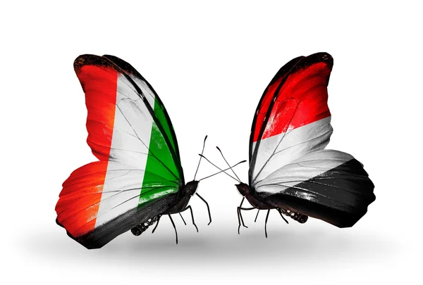 Fjärilar med cote divoire och yemen flaggor — Stockfoto