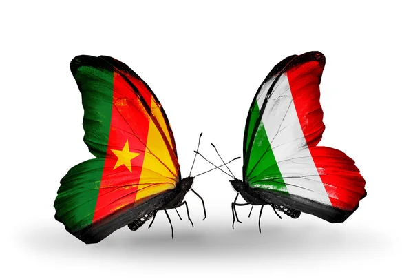 Borboletas com bandeiras dos Camarões e da Itália — Fotografia de Stock